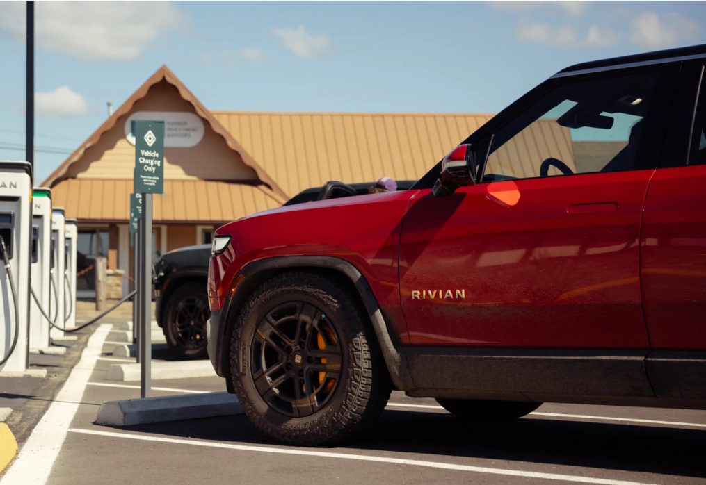 Rivian R1S Max pack battery with 400-mile range arrives on configurator as eye-watering US$16,000 option for dual-motor variants