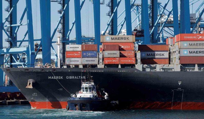 Major Shipping Company Suspends Container Ship Traffic through Red Sea over Attacks
